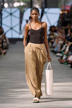 アドルフォドミンゲス(ADOLFO DOMINGUEZ) 2026年春夏ウィメンズ&メンズコレクション  - 写真28