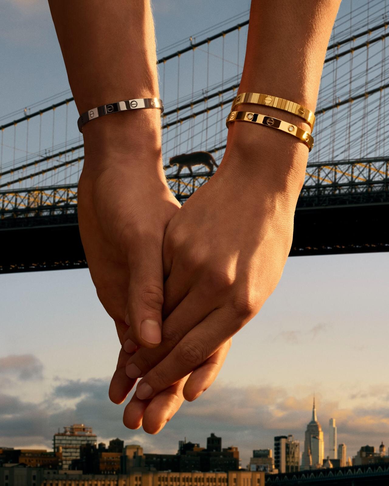 右上：「ラブ アンリミテッド」ブレスレット 1,491,600円 Robbie Lawrence © Cartier