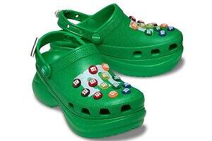 クロックス「M&M’S」チョコレート柄の限定サンダル、“まるで本物”チョコチャーム付き