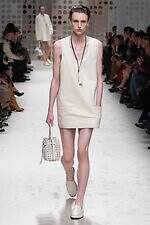 トッズ 2026年春夏ウィメンズコレクション - 開放的に、プレイフルに着こなすレザー｜写真3