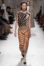 トッズ 2026年春夏ウィメンズコレクション - 開放的に、プレイフルに着こなすレザー｜写真15