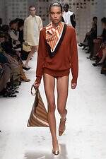 トッズ 2026年春夏ウィメンズコレクション - 開放的に、プレイフルに着こなすレザー｜写真16