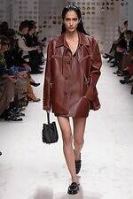 トッズ 2026年春夏ウィメンズコレクション - 開放的に、プレイフルに着こなすレザー｜写真26