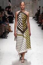 トッズ 2026年春夏ウィメンズコレクション - 開放的に、プレイフルに着こなすレザー｜写真37