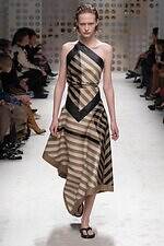 トッズ 2026年春夏ウィメンズコレクション - 開放的に、プレイフルに着こなすレザー｜写真40