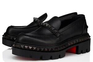 クリスチャン ルブタンの厚底ウィメンズローファー、黒or豹柄レザーにピラミッド型スパイク装飾