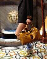 オニツカタイガー×ヴェルサーチェの26年春シューズ、“メデューサ”付きスニーカー＆ローファー｜写真4