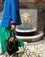 オニツカタイガー×ヴェルサーチェの26年春シューズ、“メデューサ”付きスニーカー＆ローファー｜写真1