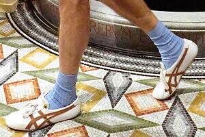 オニツカタイガー×ヴェルサーチェの26年春シューズ、“メデューサ”付きスニーカー＆ローファー