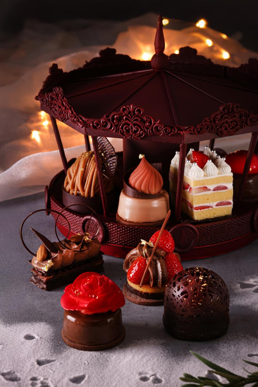 “8種のケーキが回転！”メリーゴーラウンド型クリスマスケーキ、新横浜プリンスホテルから