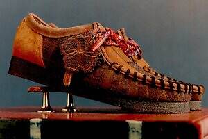 クラークス×ニコラス デイリーの「ワラビー」シューズ、“タータンチェック”スエードをパッチワーク