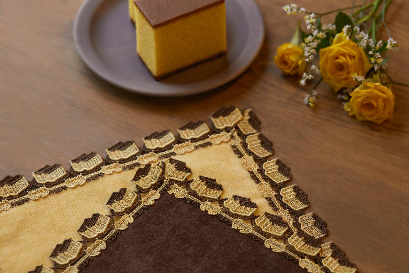 福砂屋「近沢レース店」コラボハンカチ再販 - 繊細なカステラ柄レース、焼き色ブラウンの新色も