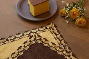 福砂屋「近沢レース店」コラボハンカチ再販 - 繊細なカステラ柄レース、焼き色ブラウンの新色も