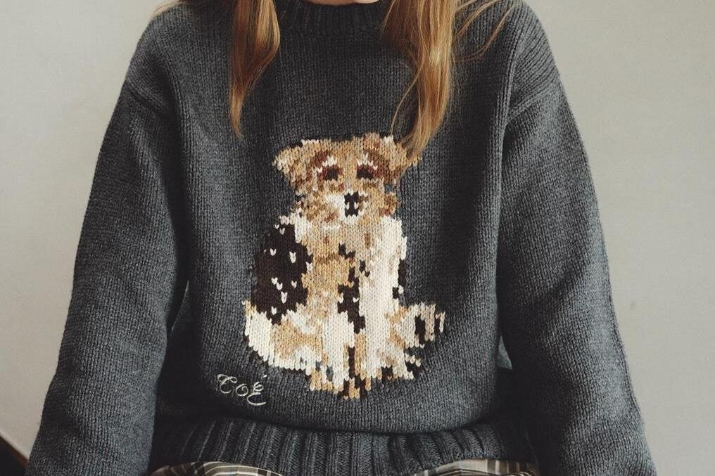 ザ・トゥー“宮殿の犬”セーター＆バラの花びら風ペプラムカーディガン