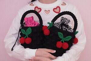 キワンダキワンダ“チューリップ”のシースルー靴下＆手編みチェリー付きバッグ、京都タカシマヤで