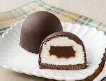 ローソン“パリッとチョコ”スイーツ、ティラミスクリーム入りショコラドーム＆ふわとろマシュマロタルト｜写真1