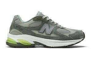 「2025年冬メンズスニーカー」人気ブランドのおしゃれな白＆黒スニーカーなど