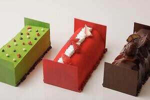 パーク ハイアット 京都25年クリスマスケーキ、"丹波栗×チョコ"ブッシュ＆京都産いちごのケーキ