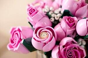 大人レゴ“枯れない”ピンクローズ＆カスミソウのブーケ、五分咲きやつぼみも表現