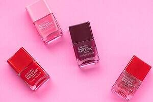 ネイルズ インク“ぷるんとジューシーカラー”25年冬ネイル、ビターなベリーやリボンホログラム入りなど