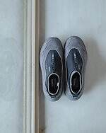 スイコック×エフシーイーの“防水透湿”ジップスニーカー、スエードの異素材アッパーで｜写真16