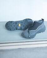 スイコック×エフシーイーの“防水透湿”ジップスニーカー、スエードの異素材アッパーで｜写真17