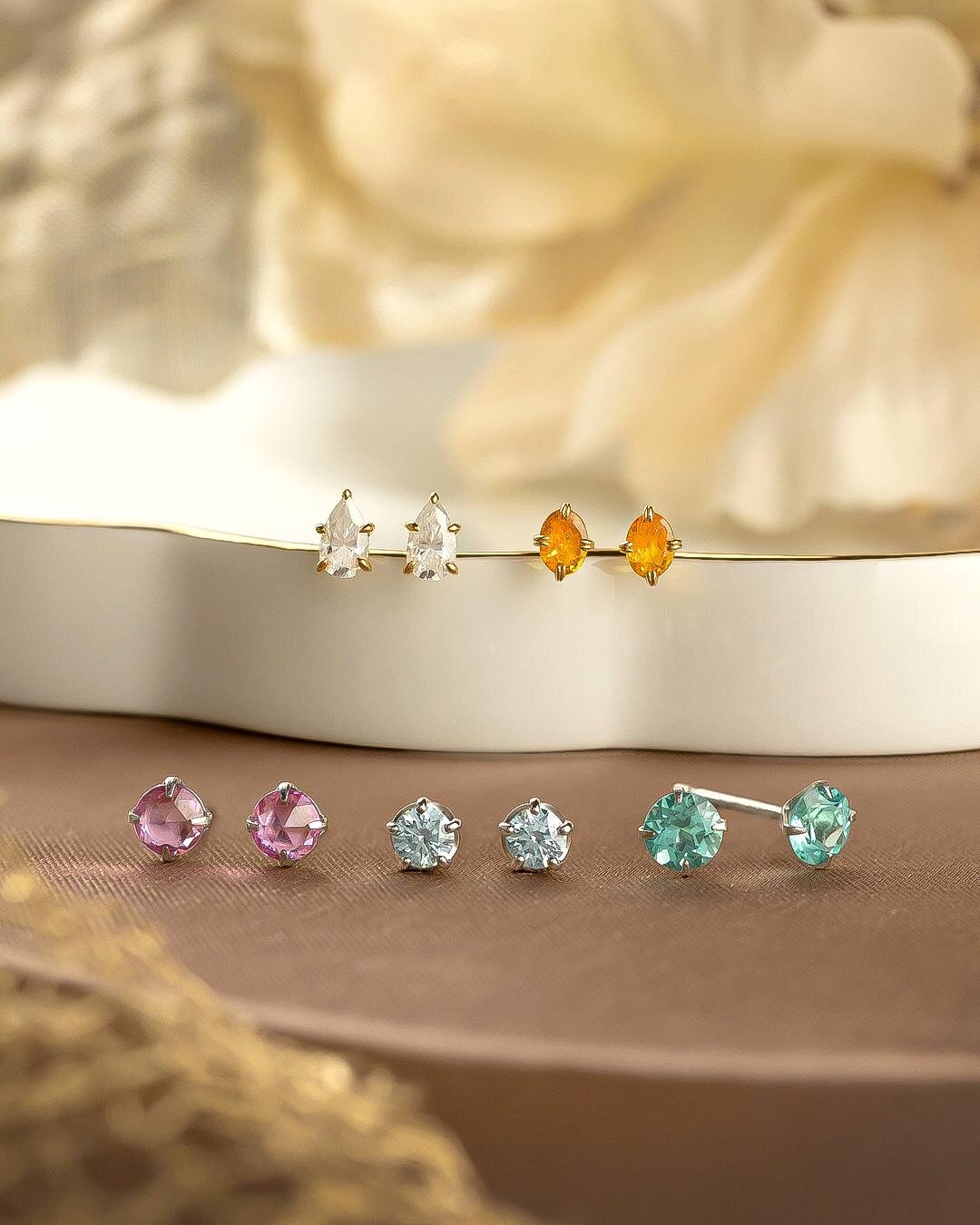 左から)セカンドピアス(K18YG モアサナイト) 55,000円、セカンドピアス(K18YG スペサタイト ガーネット) 55,000円、セカンドピアス(Pt アパタイト) 34,980円、セカンドピアス(Pt アイスブルーダイヤモンド) 198,000円、セカンドピアス(Pt ピンクサファイヤ) 52,800円