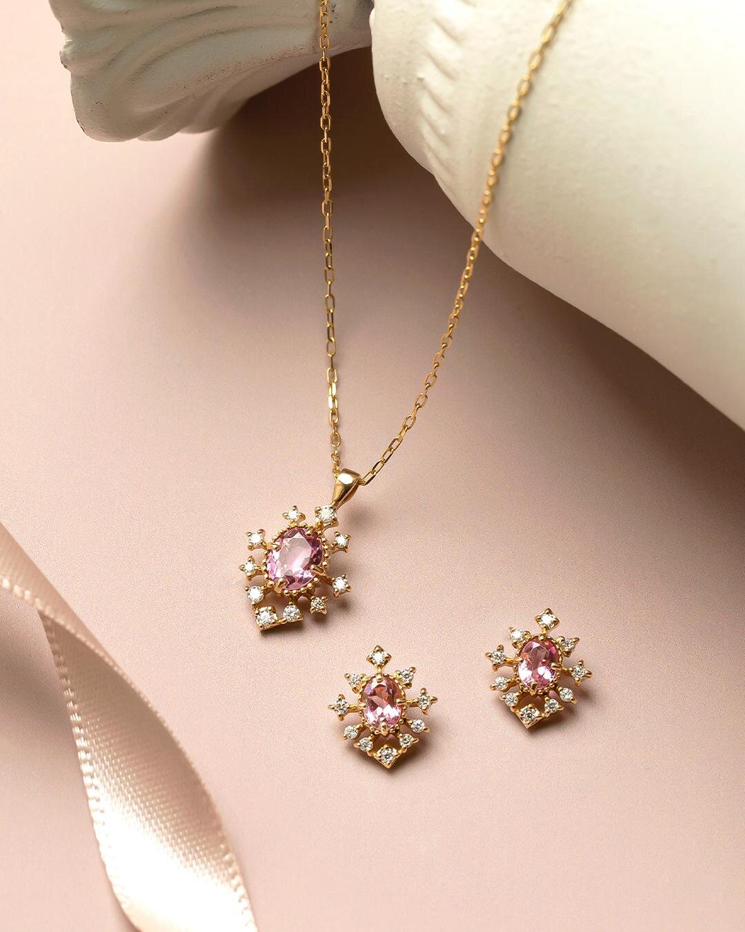 左から)ネックレス(K10YG モアサナイト) 69,300円、ピアス(K18/K10YG モアサナイト) 59,400円