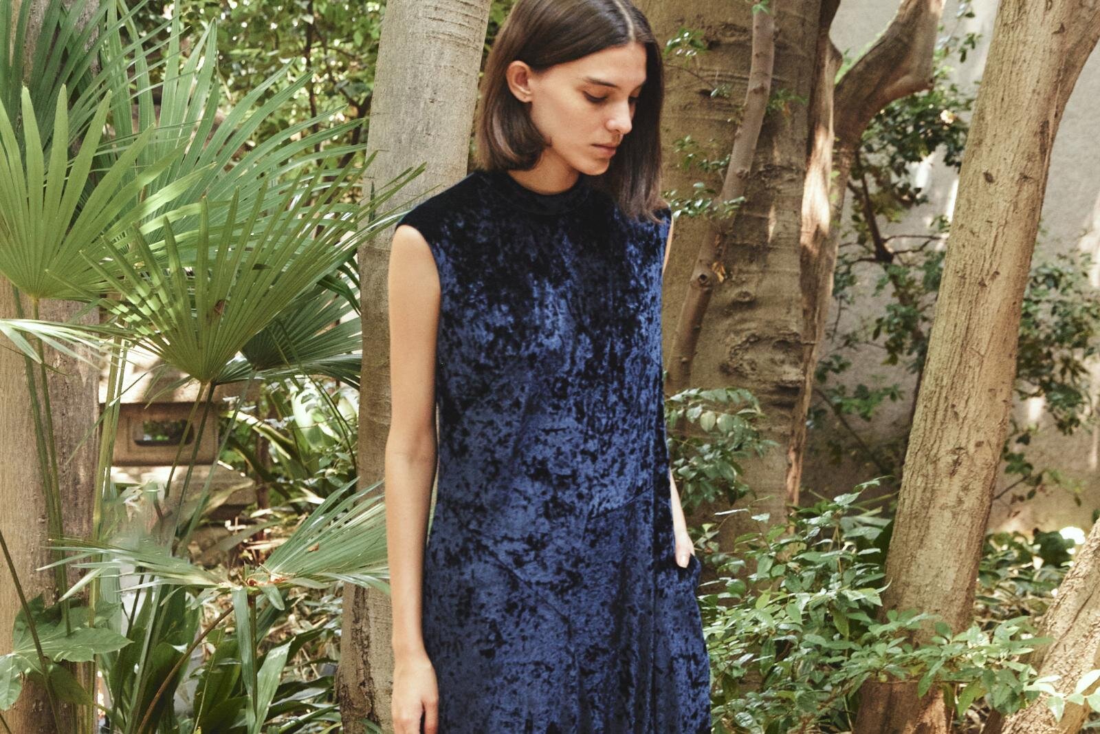 アキラナカ"ベロア×プリーツ"ドレスやレザーベルト付きジャージードレス、伊勢丹新宿店で