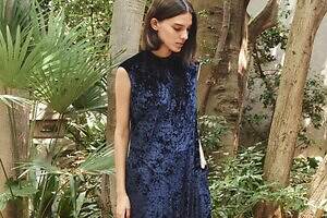 アキラナカ"ベロア×プリーツ"ドレスやレザーベルト付きジャージードレス、伊勢丹新宿店で