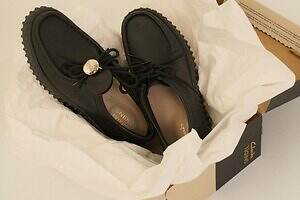 スナイデル×クラークス“ギザギザ”ソールの厚底レザーシューズ、ベロアのシューレース＆チャーム付き