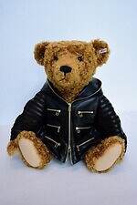 シュタイフ×ジュンコ コシノの限定テディベア、上質ラムレザージャケット纏ったぬいぐるみ｜写真2