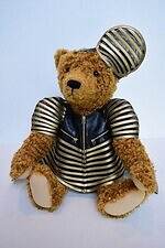 シュタイフ×ジュンコ コシノの限定テディベア、上質ラムレザージャケット纏ったぬいぐるみ｜写真3