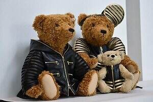 シュタイフ×ジュンコ コシノの限定テディベア、上質ラムレザージャケット纏ったぬいぐるみ