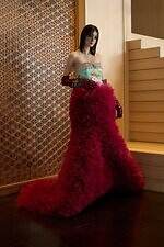 トモ コイズミ初のウェディングドレス、華やかなラッフルのふんわりシルエット｜写真2