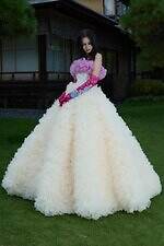 トモ コイズミ初のウェディングドレス、華やかなラッフルのふんわりシルエット｜写真1