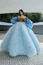 トモ コイズミ初のウェディングドレス、華やかなラッフルのふんわりシルエット｜写真4