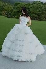 トモ コイズミ初のウェディングドレス、華やかなラッフルのふんわりシルエット｜写真6