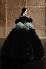 トモ コイズミ初のウェディングドレス、華やかなラッフルのふんわりシルエット｜写真5