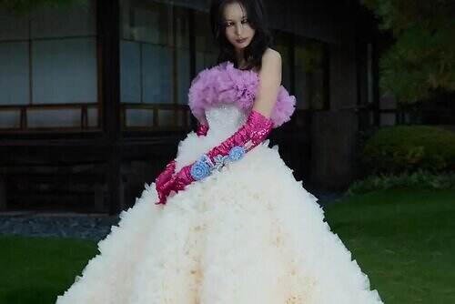 トモ コイズミ初のウェディングドレス、華やかなラッフルのふんわりシルエット