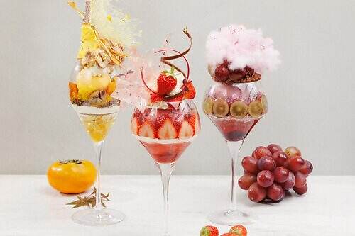 サロン ベイクアンドティーがアトレ恵比寿に、まるで"紅葉"秋苺パフェ＆綿菓子のせたブドウパフェ