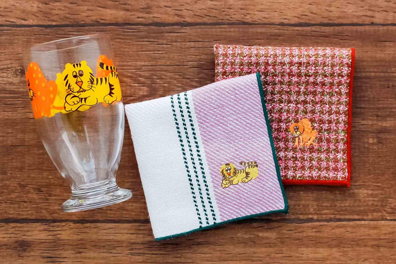 各種モチーフ刺繍 990円＋ハンカチ代
