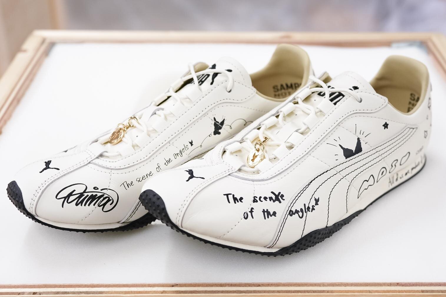 M A S U×プーマ“天使”の落書きスニーカー＆ユニフォーム風Tシャツ、26年春のコラボ