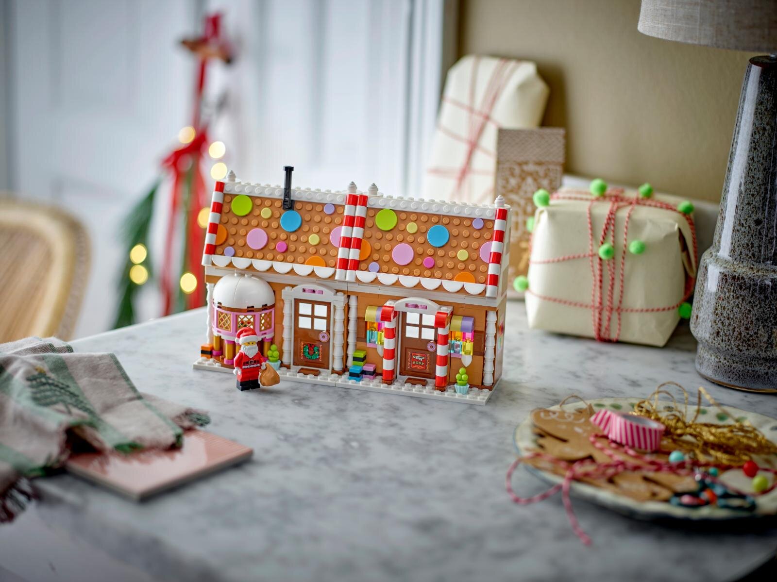 レゴブロックの25年クリスマスオブジェ、“部屋が現れる”ツリー型オブジェ＆煙突が揺れる列車｜写真2