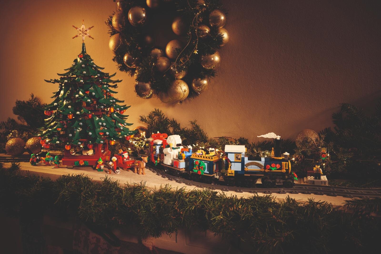 レゴブロックの25年クリスマスオブジェ、“部屋が現れる”ツリー型オブジェ＆煙突が揺れる列車｜写真6