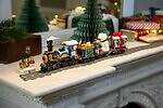 レゴブロックの25年クリスマスオブジェ、“部屋が現れる”ツリー型オブジェ＆煙突が揺れる列車｜写真1