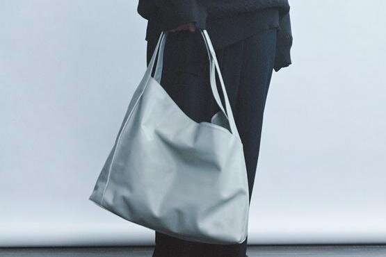 ディスコード ヨウジヤマモト“イタリアレザー”のラウンド型バッグ、柔らかなライトグレーで