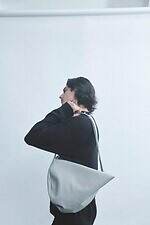 ディスコード ヨウジヤマモト“イタリアレザー”のラウンド型バッグ、柔らかなライトグレーで｜写真5