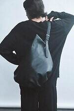 ディスコード ヨウジヤマモト“イタリアレザー”のラウンド型バッグ、柔らかなライトグレーで｜写真7