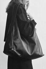 ディスコード ヨウジヤマモト“イタリアレザー”のラウンド型バッグ、柔らかなライトグレーで｜写真11